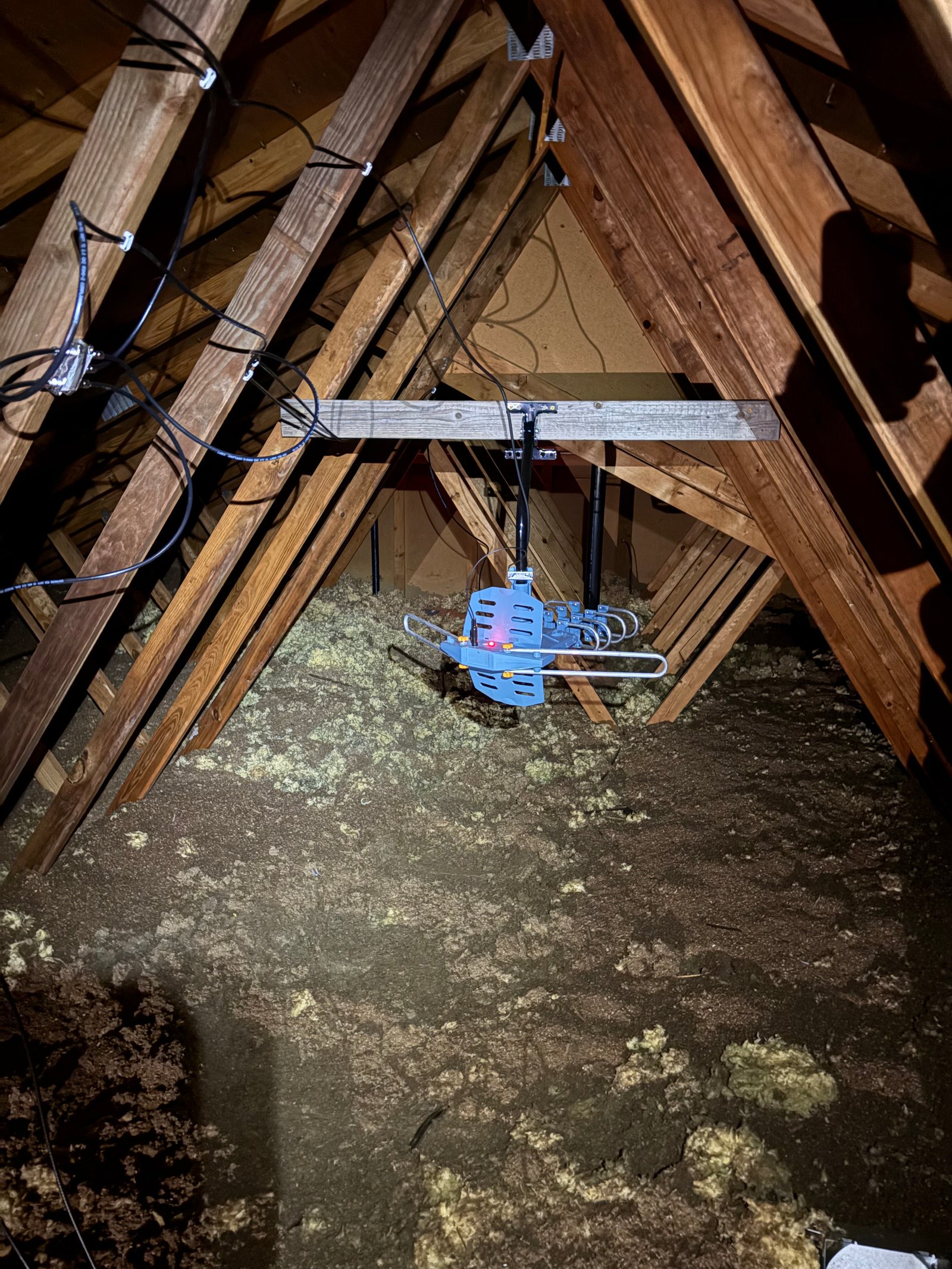 360-degree rotating HDTV antenna installed with wireless remote control